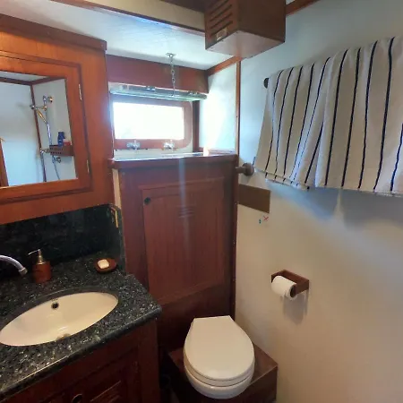 Alte Veste Yacht Hvar Ботель *