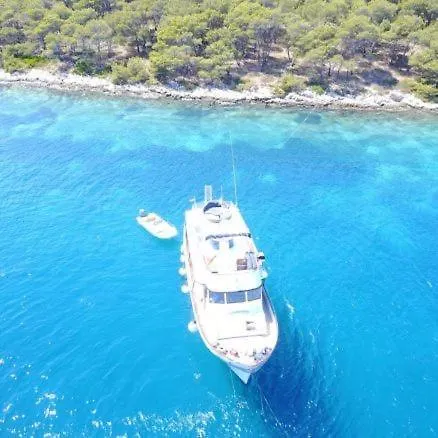 Alte Veste Yacht Hvar Ботель *